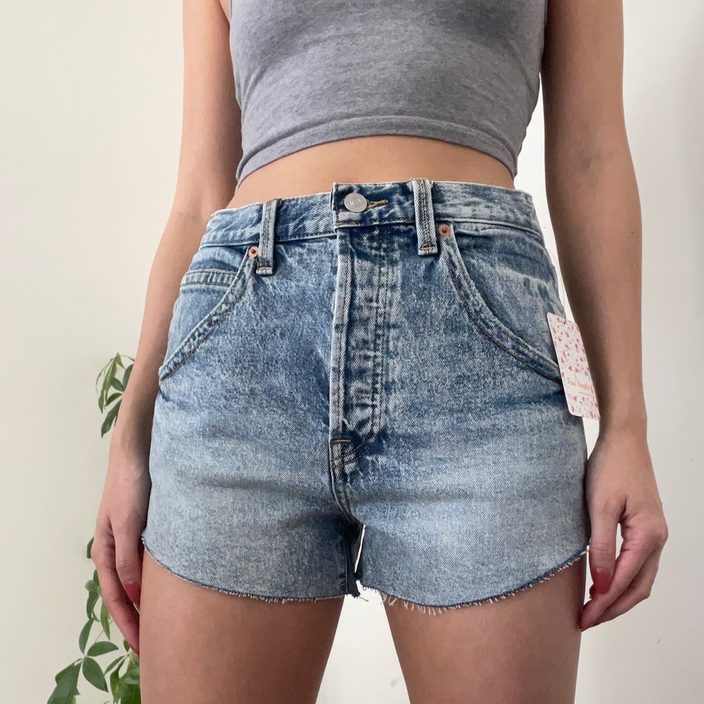 Free people high waisted mid blue raw hem shorts NWT size 26